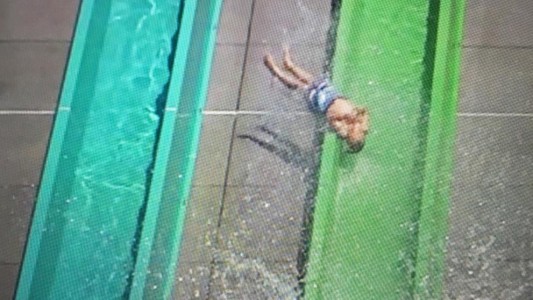 Video: nene salió volando de un tobogán acuático el día de la inauguración