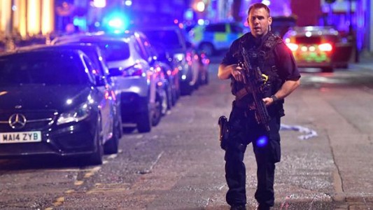 Alarma en Londres: una camioneta atropelló al menos a 20 personas