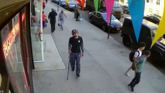 Un joven le da un brutal bastonazo a un anciano de 91 años que volvía del supermercado