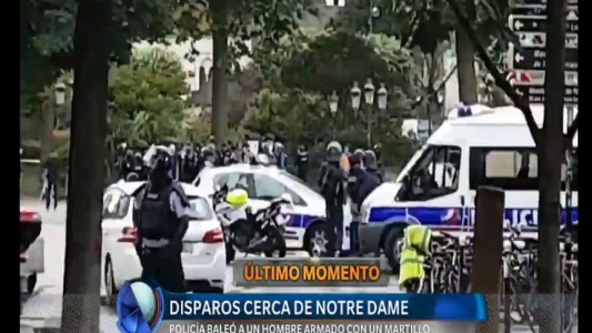 Terror en París: la policía baleó a un hombre que lo atacó con un martillo