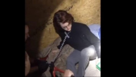 El impactante momento en el que rescatan a una esclava sexual atrapada en un contenedor