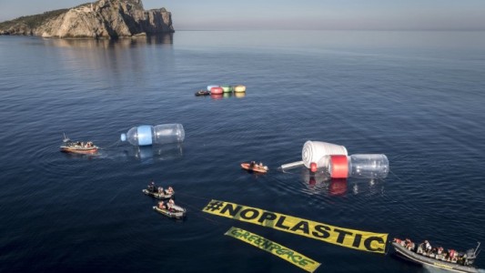 "Menos plásticos, más Mediterráneo", la impactante campaña de Greenpeace en medio del mar