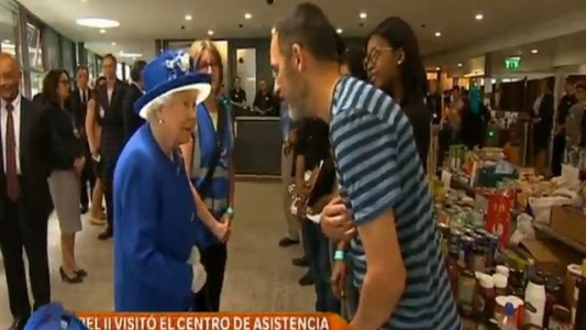 La reina, con los rescatistas