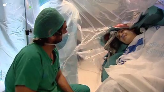 Impresionante: una mujer responde preguntas en el quirófano mientras le quitan un tumor de la cabeza