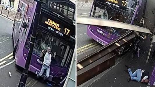 Video: lo atropelló un micro, salió caminando y entró a un bar