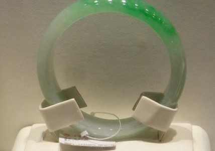 Video: Una mujer se desmaya tras romper una pulsera de 44.000 dólares