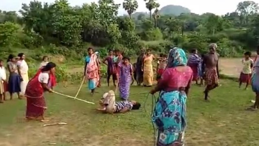 Un grupo de mujeres atrapó, ató y golpeó a un presunto violador de niños en la India