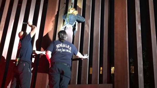 Rescataron a una mujer que quedó colgada del muro fronterizo entre EE.UU. y México