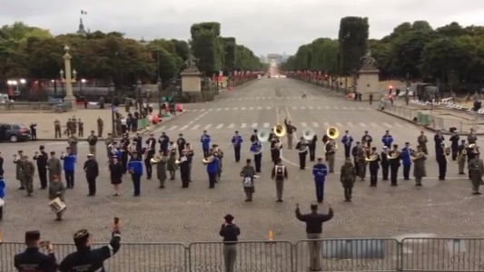 Macron recibe a Trump con esta particular versión de "Get Lucky" a cargo de la banda militar