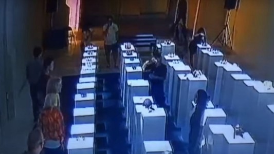 Por sacarse una selfie arruinó una exposición de arte y destruyó tres obras valuadas en 200 mil dólares