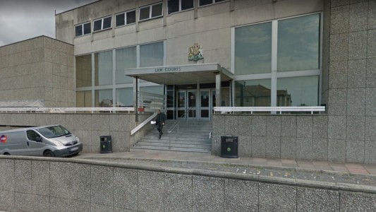 Horror en Inglaterra: un chico de 13 años violó a su hermanastra de 4 y la sobornó con caramelos para que no cuente nada