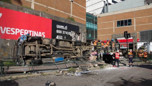 Un camión cargado de materiales de construcción se incrustó en un shopping en Viña del Mar