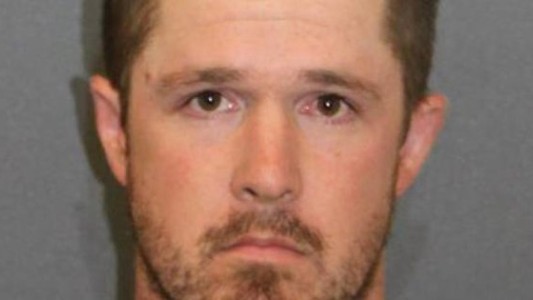 Un padre abandonó a su hija de 10 años en el desierto descalza y sin agua