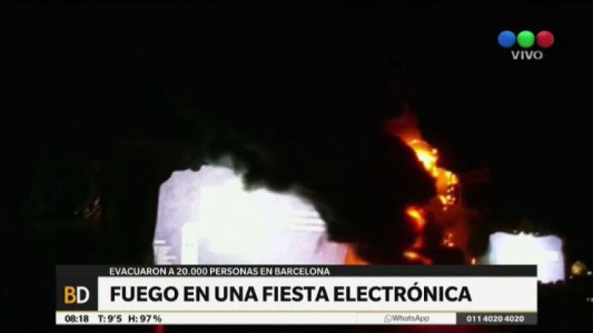 Videos impactantes: se prendió fuego un escenario en un festival de música electrónica en Barcelona