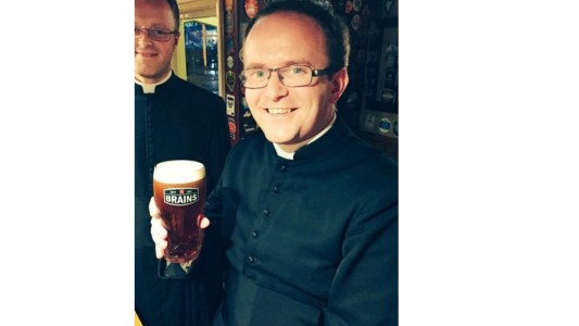 Expulsan a siete curas de un bar por creer que se habían disfrazado para una despedida de soltero