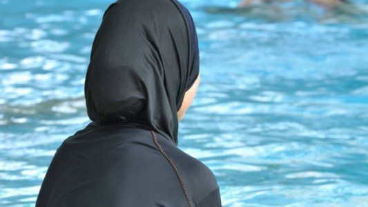 Polémica en Francia: una pileta echó a una mujer con burkini y le reclama pagar por la "desinfección"