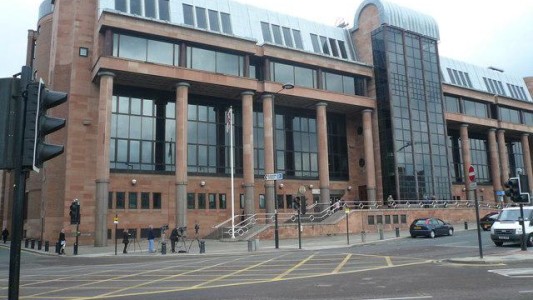 Violaba a su mujer cuando estaba dormida y ella lo descubrió por unos videos de su celular