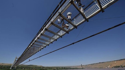 Video y fotos: el nuevo puente con piso de cristal en China