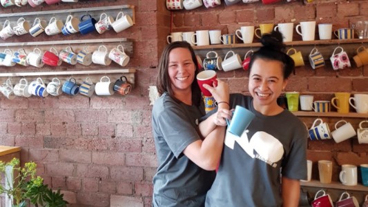 Bar cobra 18% más caro a los hombres para denunciar la brecha salarial