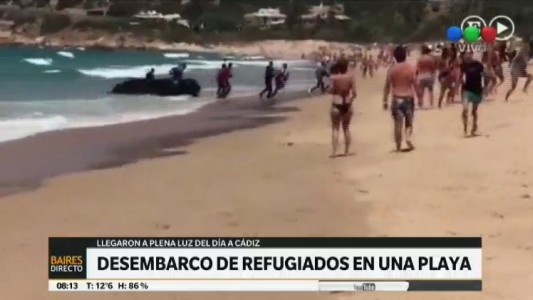 Refugiados marroquíes desembarcan en una playa ante la sorpresa de los turistas