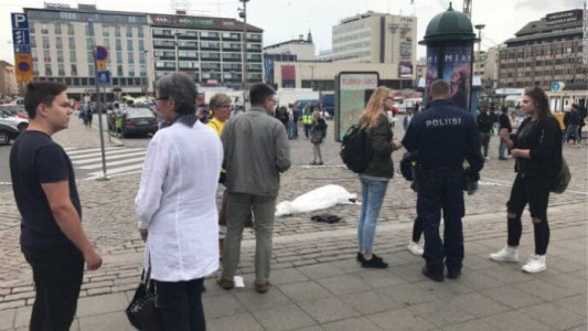 Alerta en Finlandia: un hombre acuchilló a varias personas en una plaza