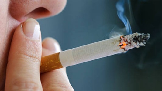 Francia: un hombre quiso estrangular a una mujer por fumar en su mezquita