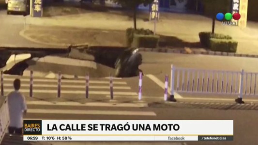 La calle cedió y se tragó una moto