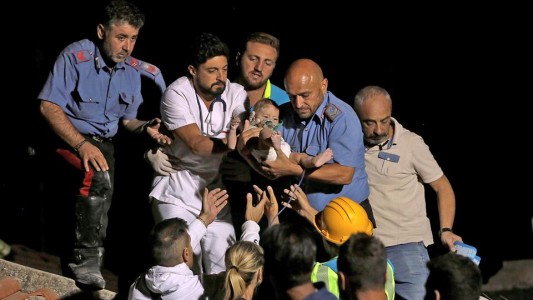 Milagro en Italia: rescataron a un bebé y sus dos hermanos tras el terremoto de Ischia