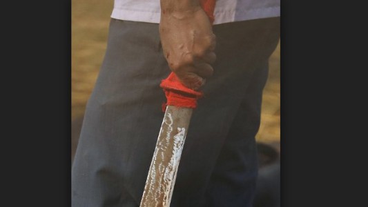 Horror en India:, le cortó la mano a una joven porque no quiso tener una cita con él