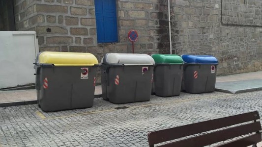 Un indigente encontró a un bebé recién nacido en un contenedor de basura