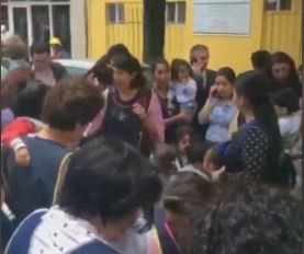 México: una maestra le canta a niños para tranquilizarlos tras el terremoto