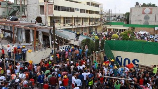 Terremoto México: trabajan contrarreloj para rescatar a una nena atrapada entre los escombros de una escuela