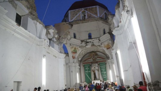 Terremoto en México: se derrumbó la cúpula de una iglesia durante un bautismo y murieron 11 personas