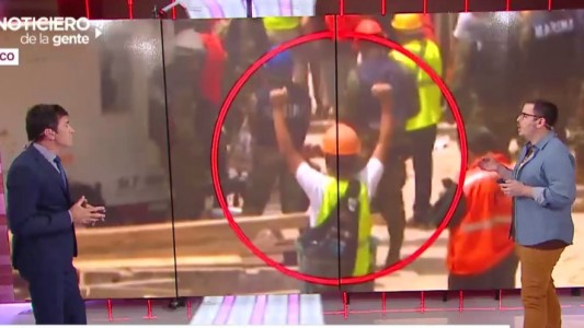 Terremoto en México: puño en alto, señal de esperanza