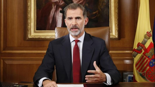 El Rey de España acusó al gobierno catalán de "deslealtad" y pidió asegurar "el orden constitucional"