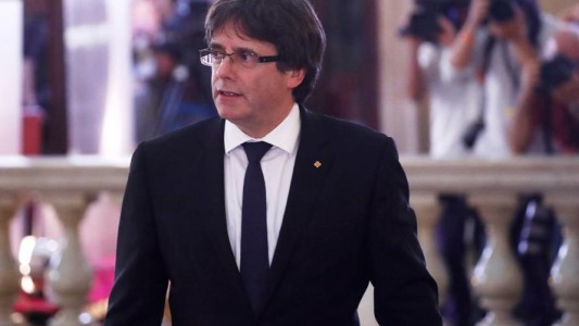 Declararon la independencia de Cataluña, pero la dejaron en suspenso para llamar al diálogo