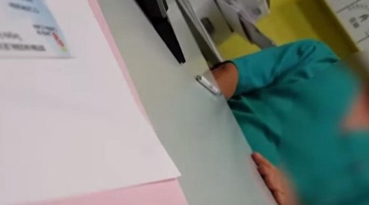 Escándalo en España: suspendieron a un médico que se masturbó delante de una paciente