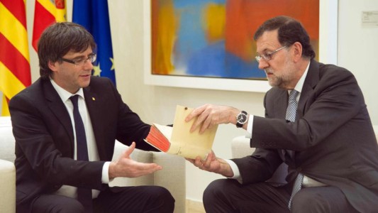 Cataluña: Rajoy da un ultimátum a Puigdemont para que vuelva a la ley y al orden constitucional