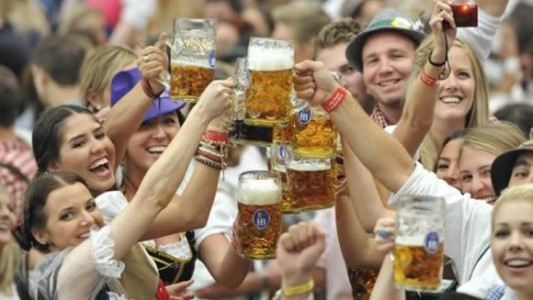 Estudio afirma que el consumo de alcohol ayuda a hablar un idioma extranjero