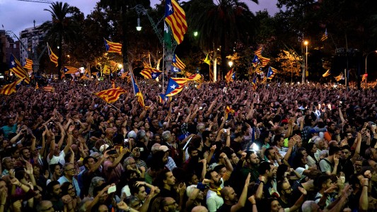 Rajoy destituye al gobierno catalán e interviene el Parlamento: protestas en Barcelona