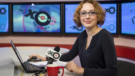 Moscú: un hombre entró a una radio y le clavó un cuchillo en la garganta a una periodista