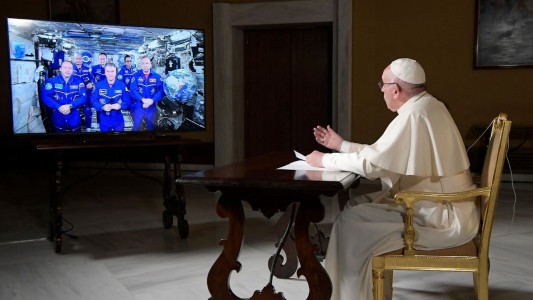 Cómo fue la charla del papa Francisco con los astronautas que están en el espacio