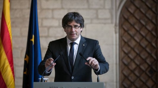 Puigdemont descartó convocar elecciones y dejó al Parlamento la decisión sobre la independencia