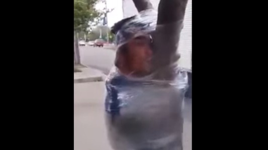 Video: vecinos atraparon a un ladrón y lo ataron a un árbol con plástico