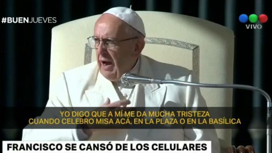 Al Papa le da "mucha tristeza" ver a todos con los celulares mientras él da la misa