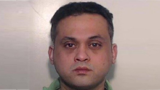 Una mujer entró a un local para pedir que le carguen el celular y el dueño la violó