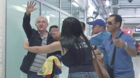 Venezuela: un alcalde opositor se escapó de su prisión domiciliaria y viaja a España