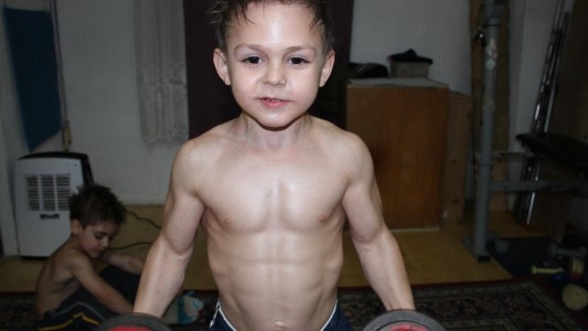 Polémica por el entrenamiento que sigue el "niño más fuerte del mundo"