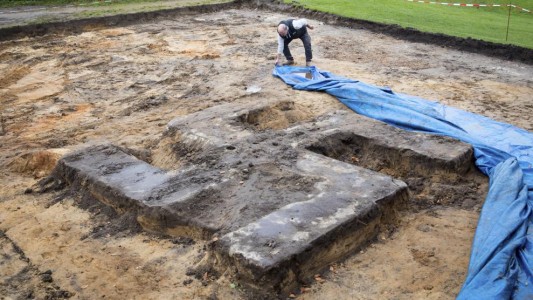 Misterio en Alemania: hallaron una esvástica gigante enterrada en una cancha de fútbol