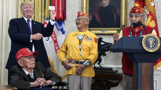 Trump llamó "Pocahontas" a una senadora en una reunión con indígenas